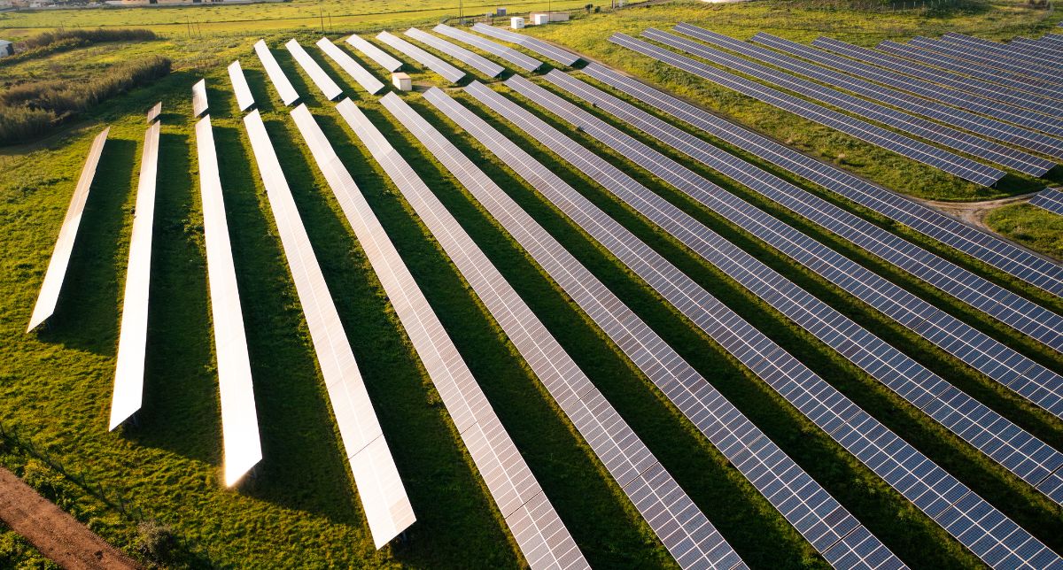 Energia Solar Fotovoltaica: Da Descoberta do Efeito Fotovoltaico ao Marco Regulatório Brasileiro de 2025