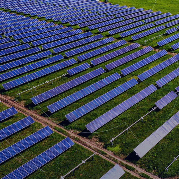Fazenda solar é um projeto que foi instalada no campo ou área rural, possuindo tamanho e potência maiores do que as opções instaladas em residências.