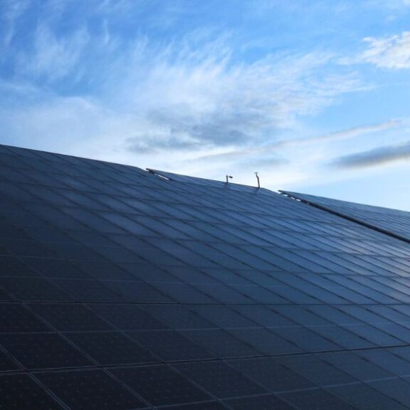O Futuro Radiante da Energia Solar no Brasil: Investimentos, Inovações e Potencial de Crescimento