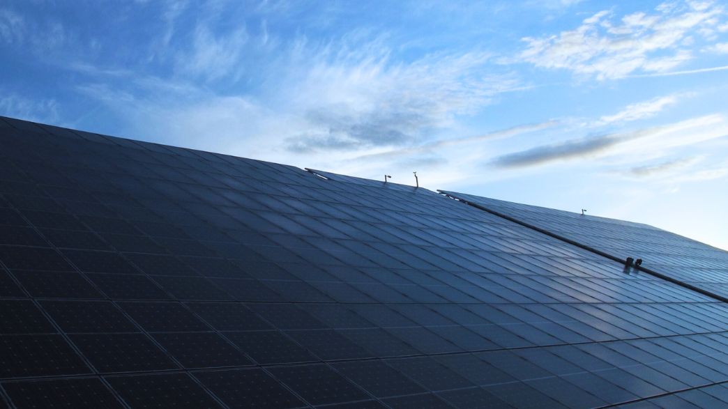 O Futuro Radiante da Energia Solar no Brasil: Investimentos, Inovações e Potencial de Crescimento