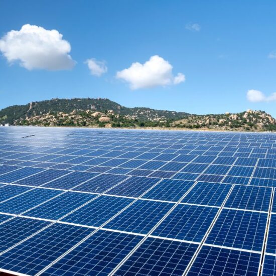 Do Lixo à Luz: Brasil Transforma Aterros em Usinas Solares e Acelera sua Revolução Energética