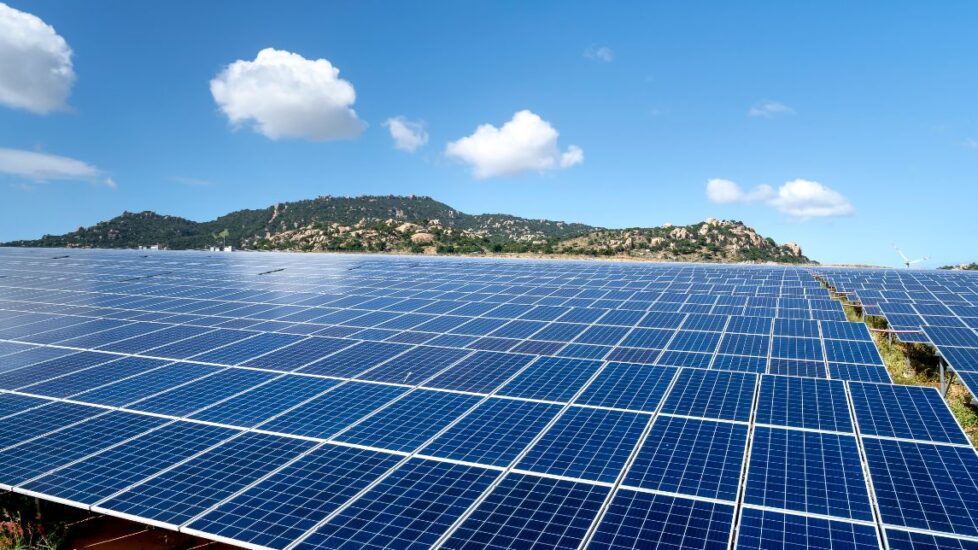 Do Lixo à Luz: Brasil Transforma Aterros em Usinas Solares e Acelera sua Revolução Energética