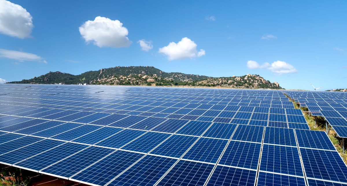 Do Lixo à Luz: Brasil Transforma Aterros em Usinas Solares e Acelera sua Revolução Energética