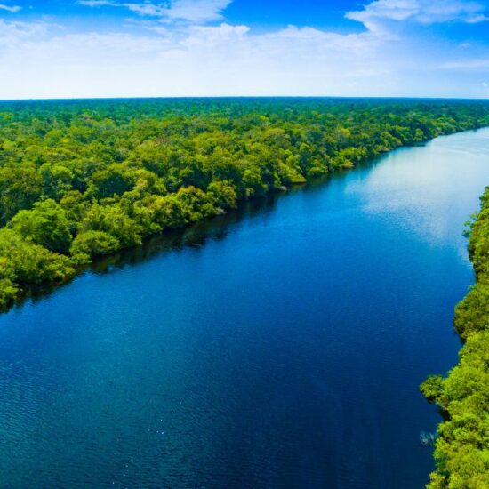 IRENA alerta: mundo precisa acelerar investimentos para cumprir meta de triplicar capacidade renovável e dobrar eficiência energética até 2030