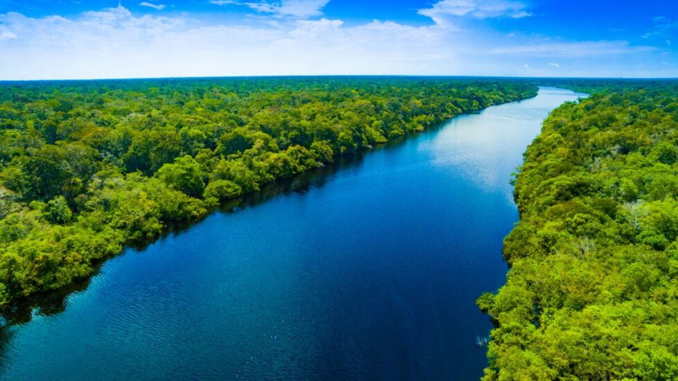 IRENA alerta: mundo precisa acelerar investimentos para cumprir meta de triplicar capacidade renovável e dobrar eficiência energética até 2030