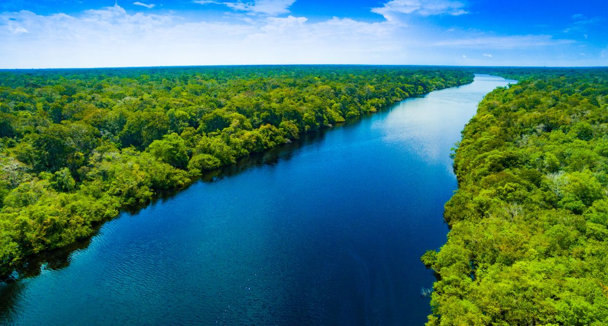 IRENA alerta: mundo precisa acelerar investimentos para cumprir meta de triplicar capacidade renovável e dobrar eficiência energética até 2030