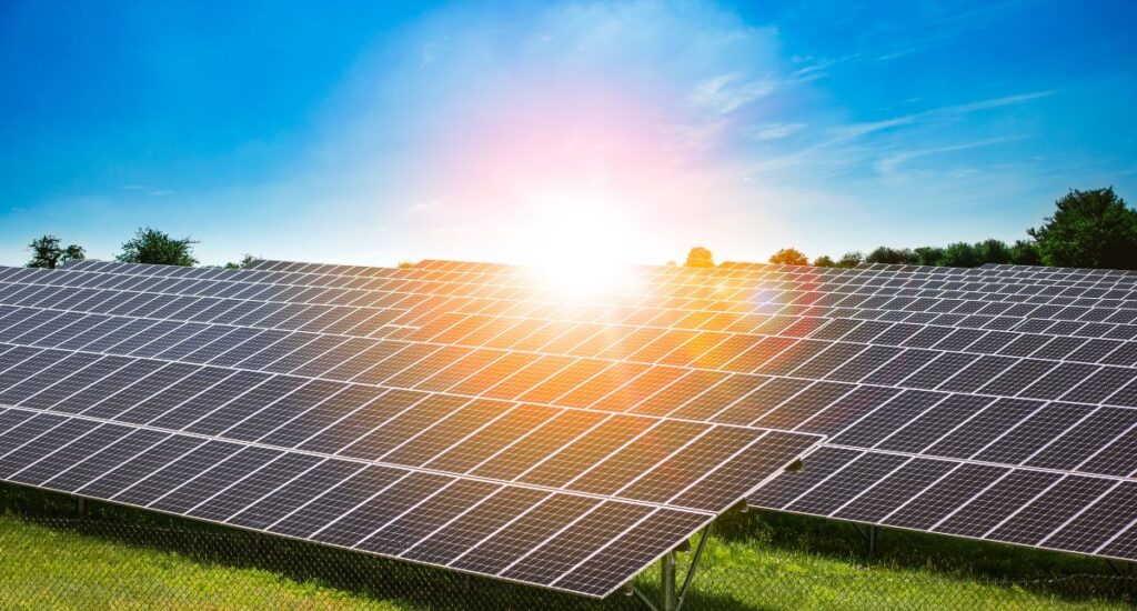 Energia Solar Fotovoltaica: Da Descoberta do Efeito Fotovoltaico ao Marco Regulatório Brasileiro de 2025