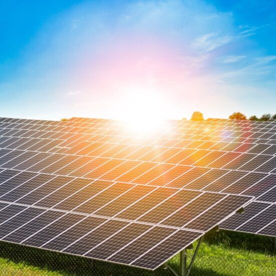 Energia Solar Fotovoltaica: Da Descoberta do Efeito Fotovoltaico ao Marco Regulatório Brasileiro de 2025