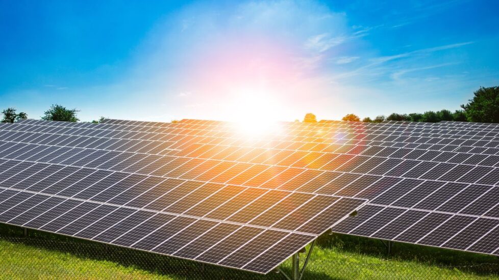 Energia Solar Fotovoltaica: Da Descoberta do Efeito Fotovoltaico ao Marco Regulatório Brasileiro de 2025